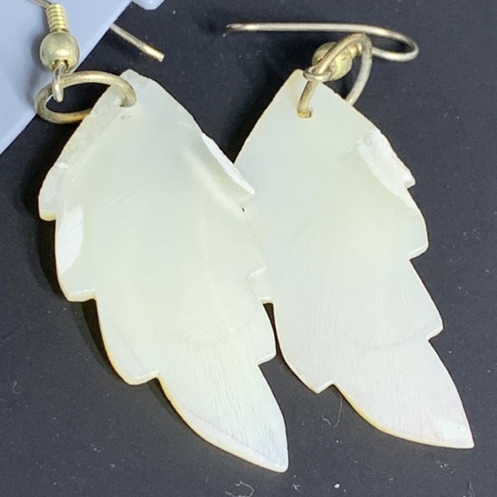 Mother of Pearl Dangle Earrings New Old Stock - Picture 16 of 17